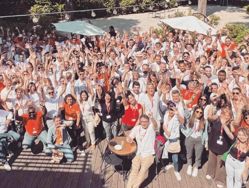 : Grande photo de groupe en plein air de collaborateurs souriants et enthousiastes lors d’un événement Groupe Kardol