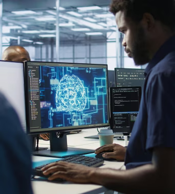 Ingénieur en cybersécurité analysant un système intelligent avec une interface affichant un cerveau numérique sur écran