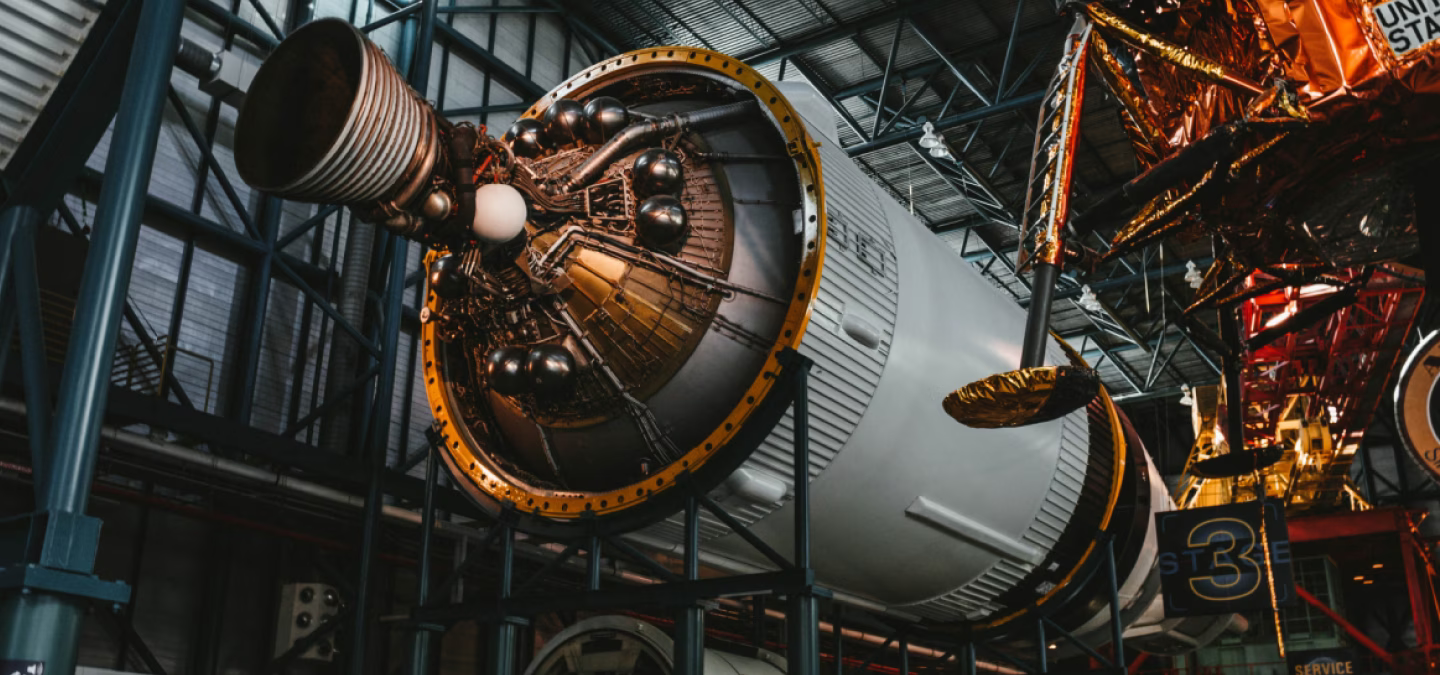 Étape de fusée exposée avec système de propulsion au centre spatial