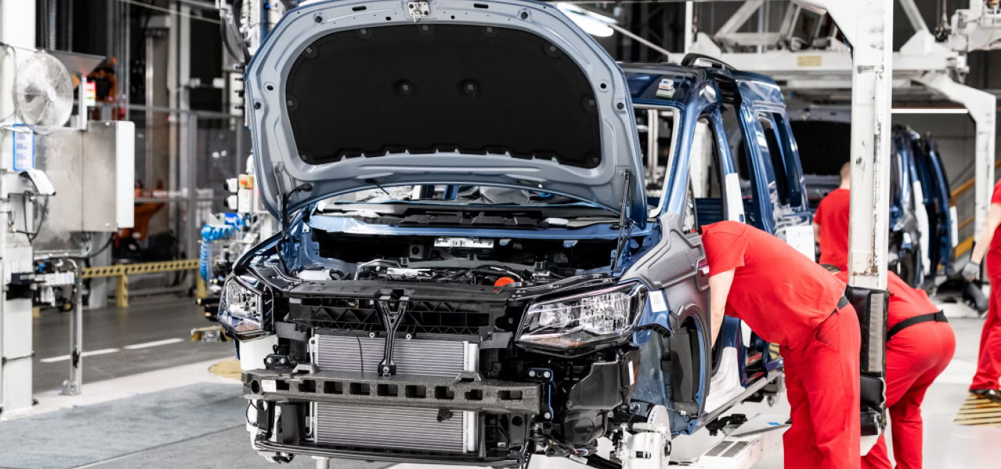 Chaîne de montage automobile avec techniciens en cours d’assemblage