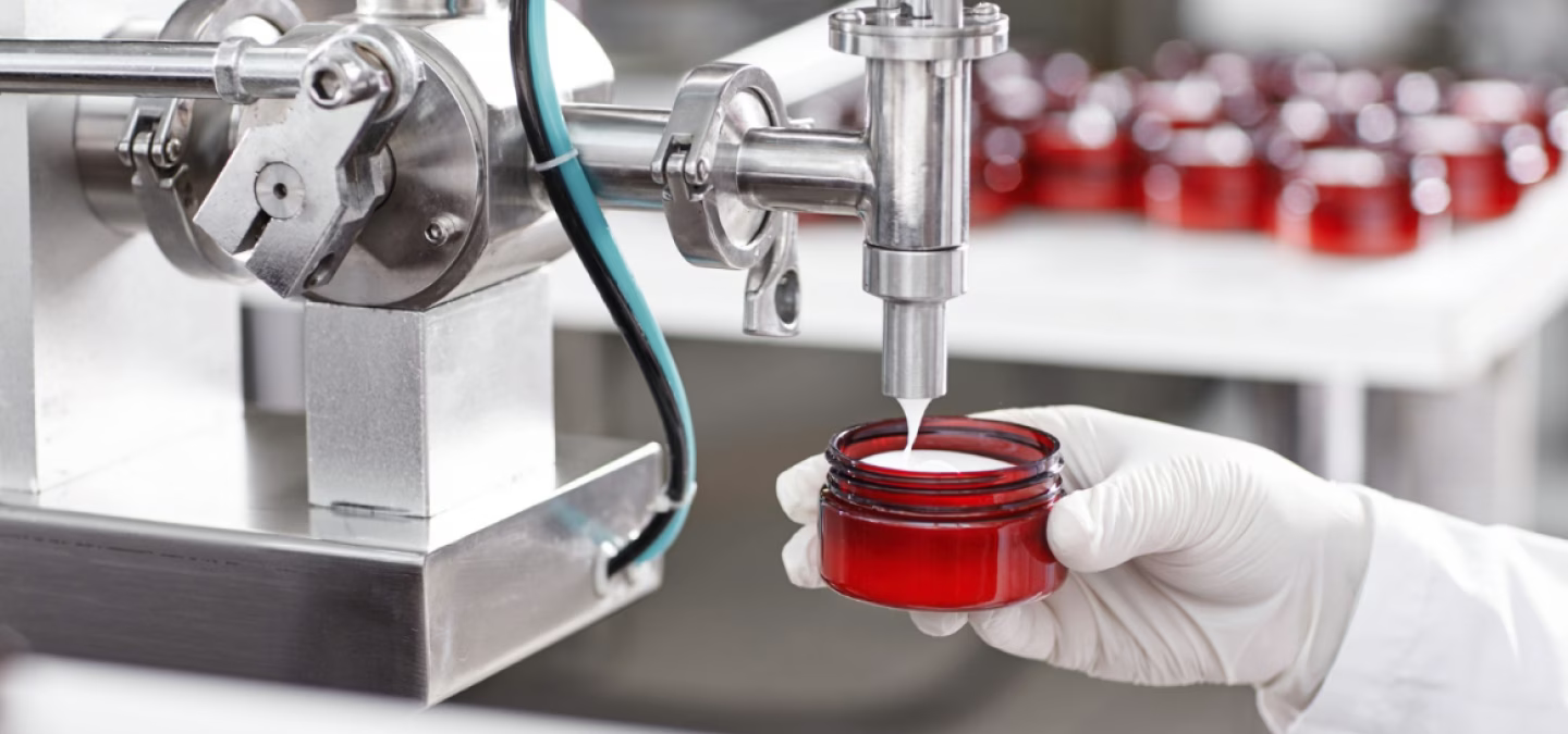 Remplissage automatisé de pots de crème cosmétique dans un laboratoire de production