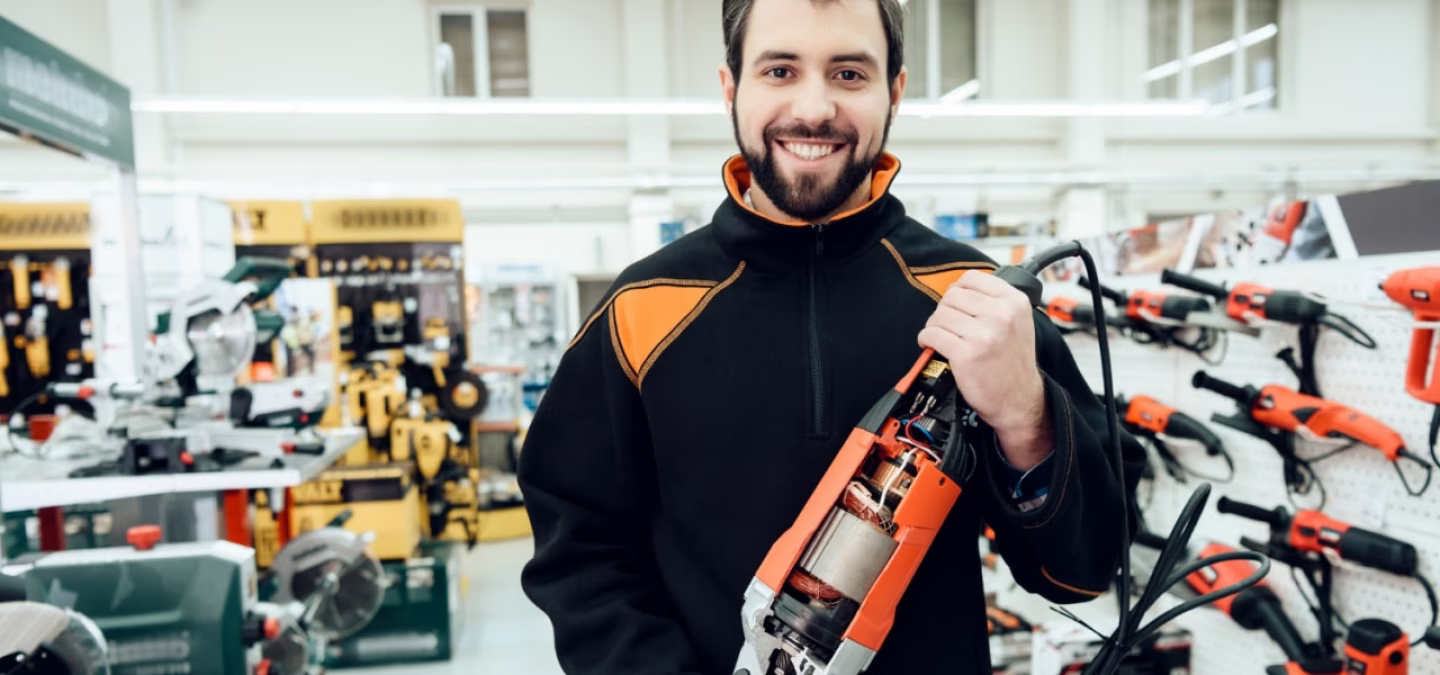Opérateur présentant un outil dans un atelier