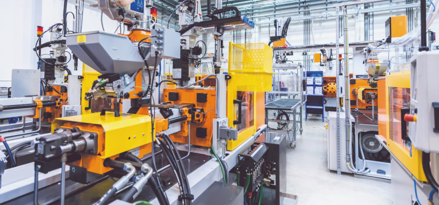 Atelier industriel avec machines automatisées pour la production mécanique ou plasturgique