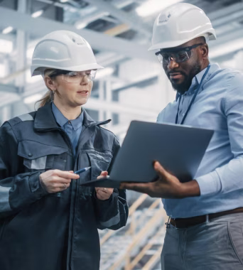 Consultation technique en usine entre deux ingénieurs