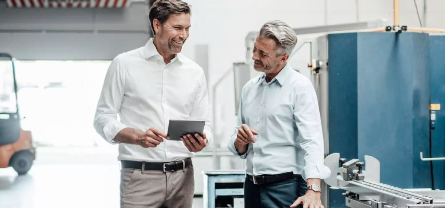 Discussion entre deux responsables dans une usine avec une tablette