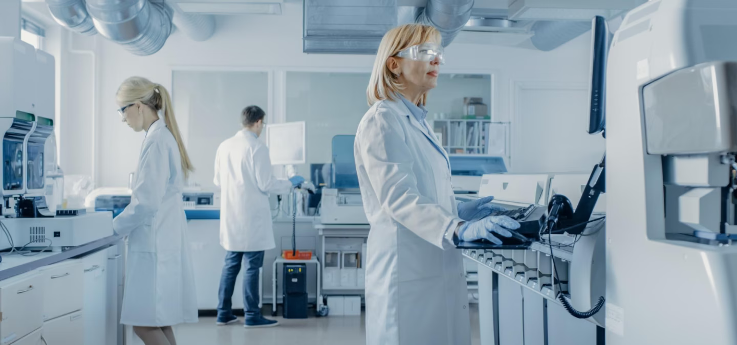 Chercheurs en laboratoire utilisant des équipements scientifiques modernes