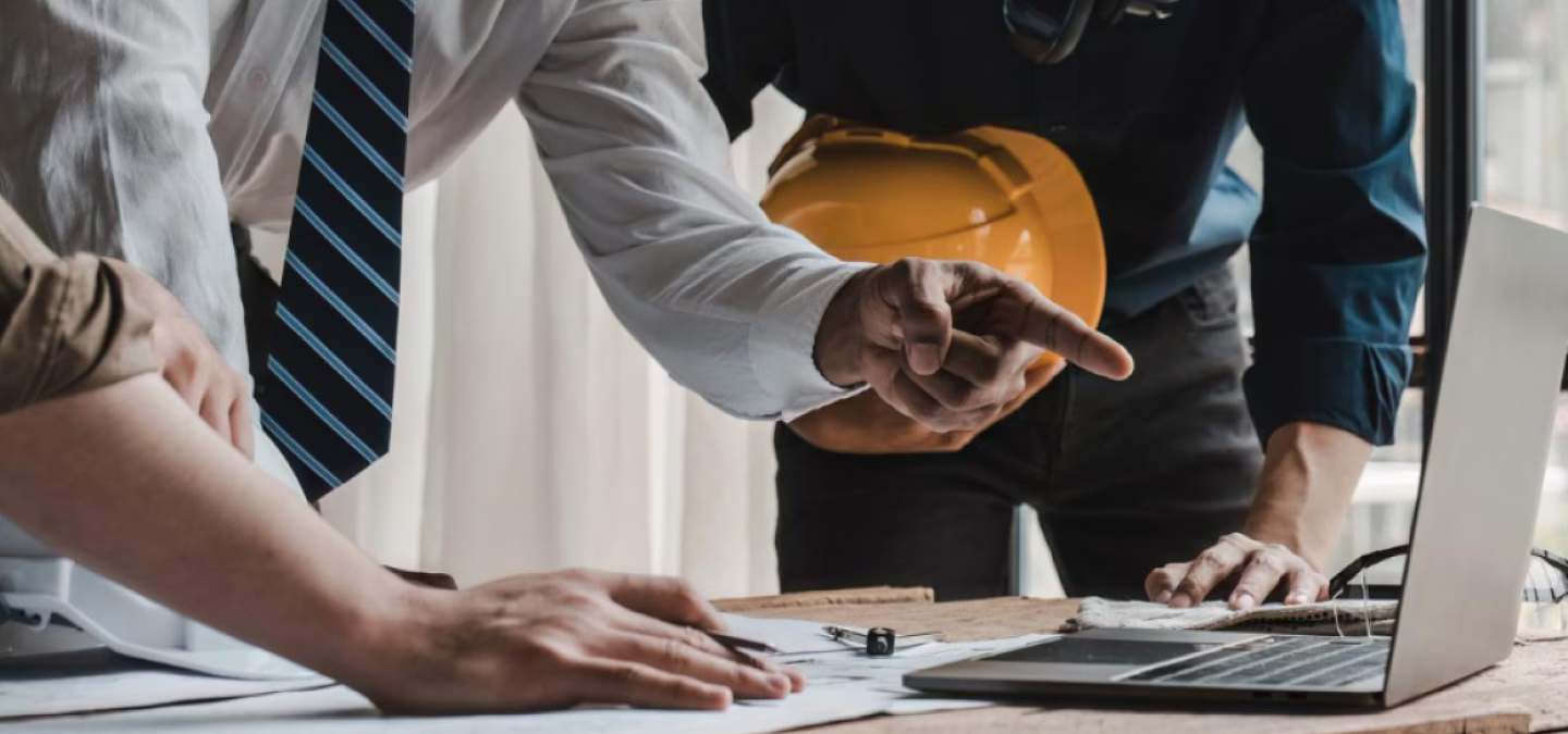 Réunion de chantier autour d’un projet sur ordinateur portable