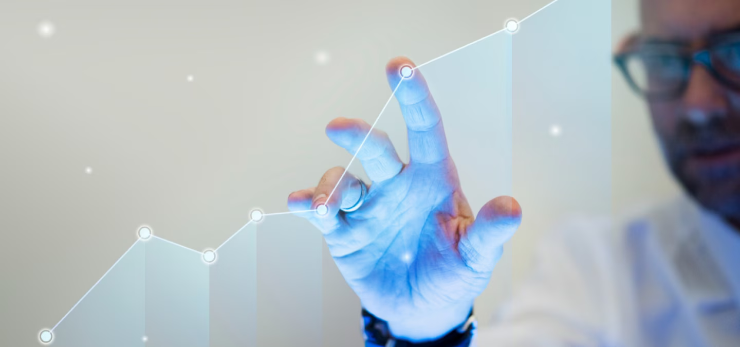 Homme interagissant avec une courbe de croissance virtuelle pour analyser la performance d’entreprise