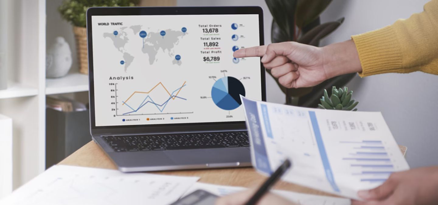 Analyse de tableaux de bord commerciaux et de performances globales sur ordinateur portable