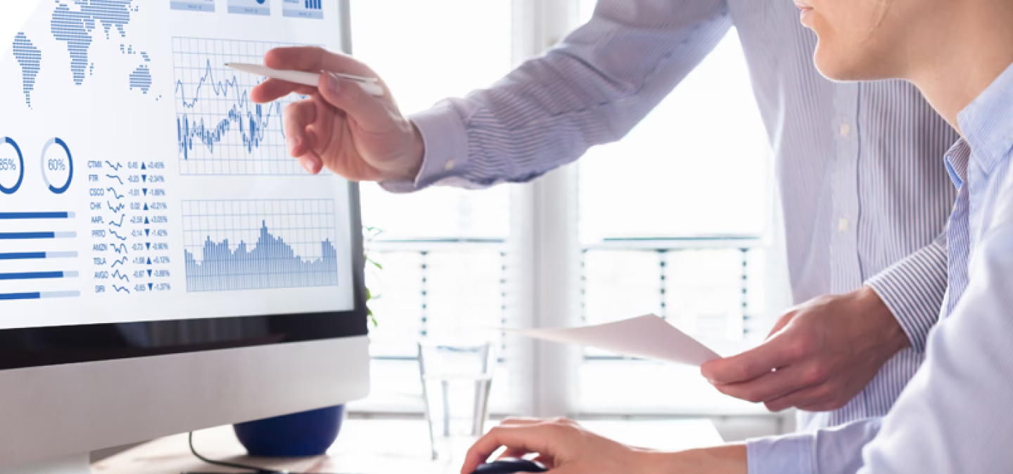 Analyse de tableaux de bord financiers et d’indicateurs de performance sur écran en environnement de travail